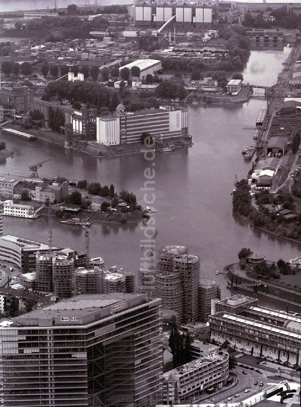 Düsseldorf von oben - Büro- und Geschäftshaus- Ensemble im Ortsteil Bilk in Düsseldorf im Bundesland Nordrhein-Westfalen, Deutschland