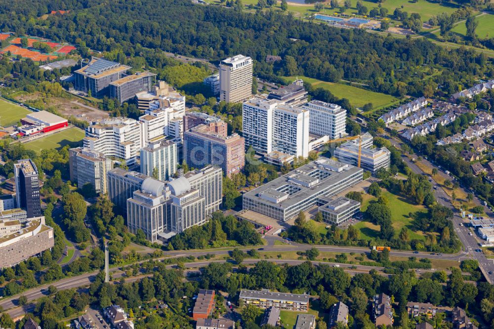 Lörick von oben - Büro- und Geschäftshaus- Ensemble im Ortsteil Lörick in Düsseldorf im Bundesland Nordrhein-Westfalen, Deutschland