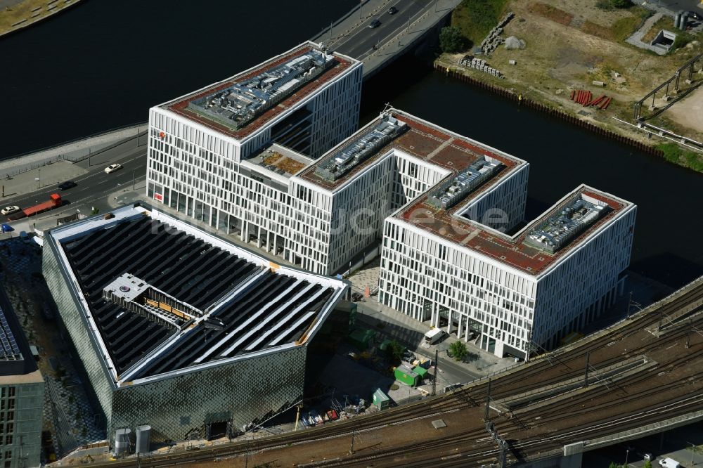 Luftaufnahme Berlin - Büro- und Geschäftshaus- Ensemble der PricewaterhouseCoopers GmbH WPG , der Futurium gGmbH? und der Antidiskriminierungsstelle des Bundes in Berlin, Deutschland