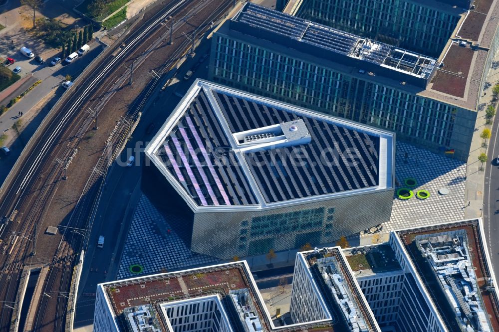 Luftbild Berlin - Büro- und Geschäftshaus- Ensemble der PricewaterhouseCoopers GmbH WPG , der Futurium gGmbH und der Antidiskriminierungsstelle des Bundes in Berlin, Deutschland