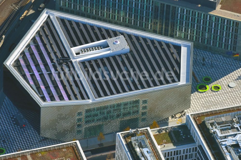 Luftaufnahme Berlin - Büro- und Geschäftshaus- Ensemble der PricewaterhouseCoopers GmbH WPG , der Futurium gGmbH und der Antidiskriminierungsstelle des Bundes in Berlin, Deutschland