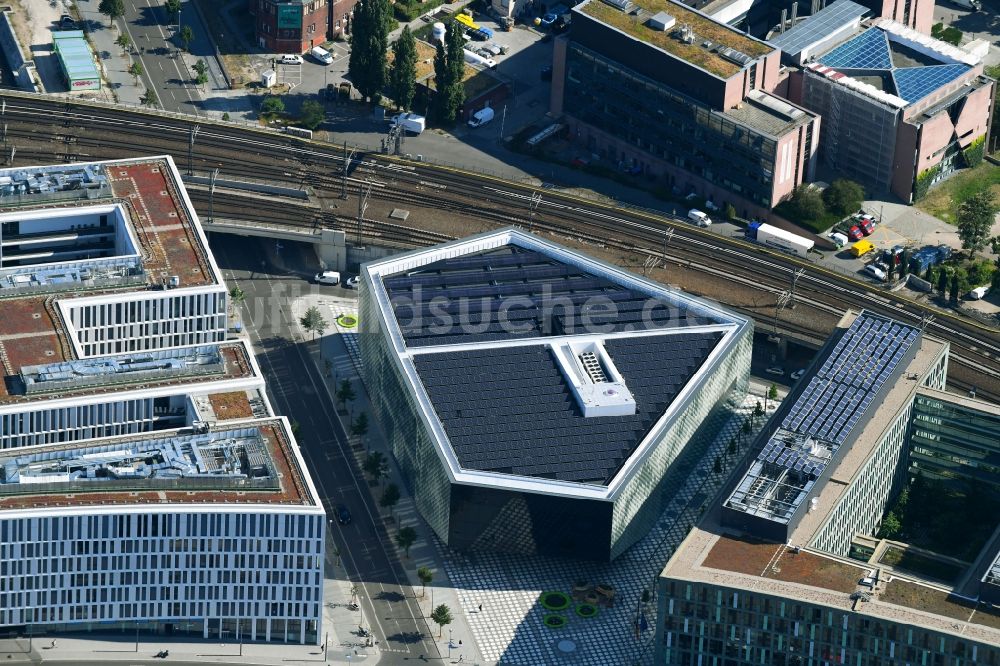 Berlin aus der Vogelperspektive: Büro- und Geschäftshaus- Ensemble der PricewaterhouseCoopers GmbH WPG , der Futurium gGmbH und der Antidiskriminierungsstelle des Bundes in Berlin, Deutschland