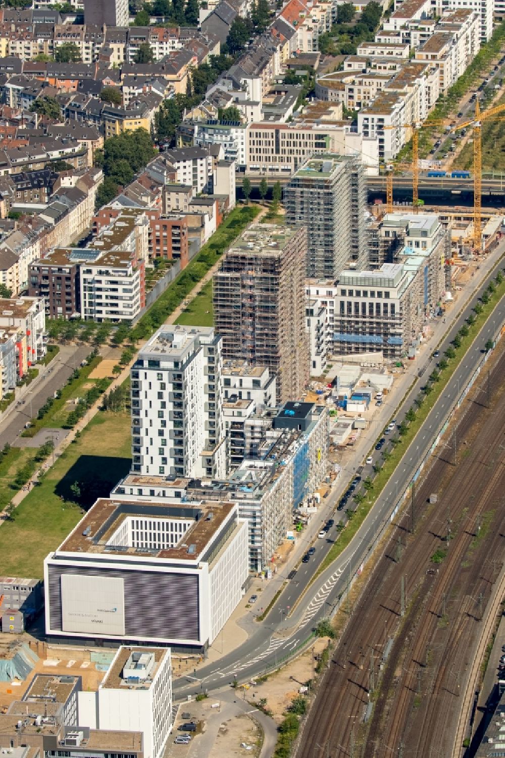 Düsseldorf von oben - Büro- und Geschäftshaus- Ensemble Le Quartier Central in Düsseldorf im Bundesland Nordrhein-Westfalen