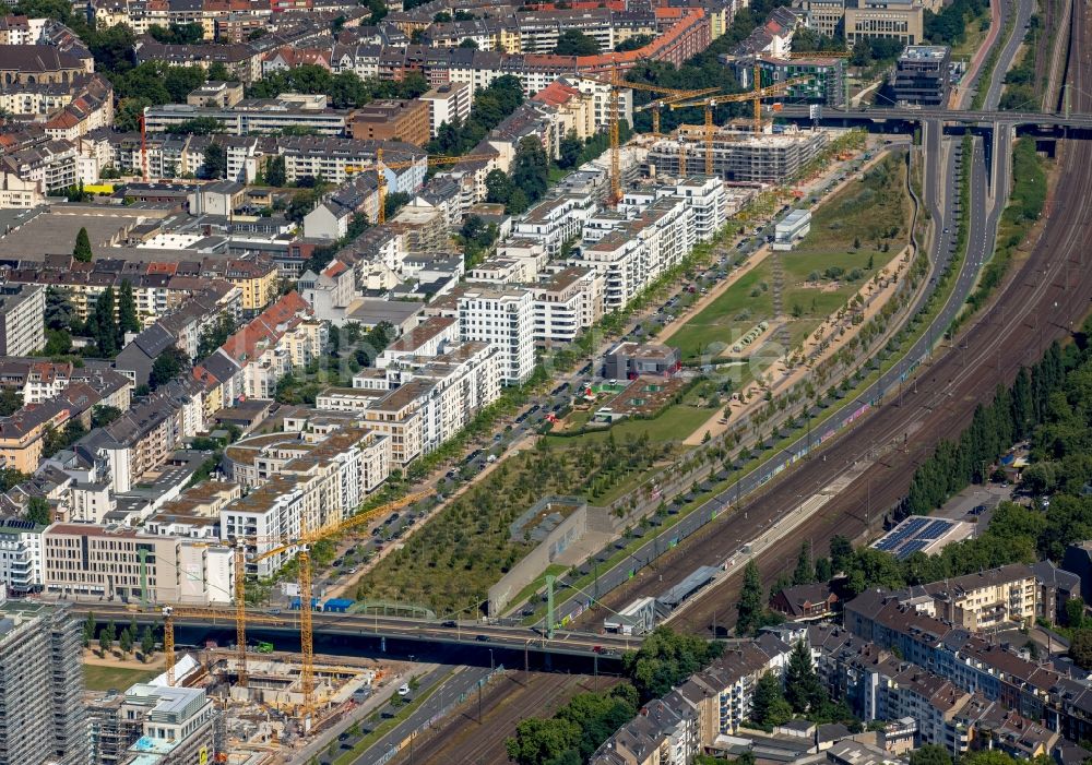 Düsseldorf von oben - Büro- und Geschäftshaus- Ensemble Le Quartier Central in Düsseldorf im Bundesland Nordrhein-Westfalen