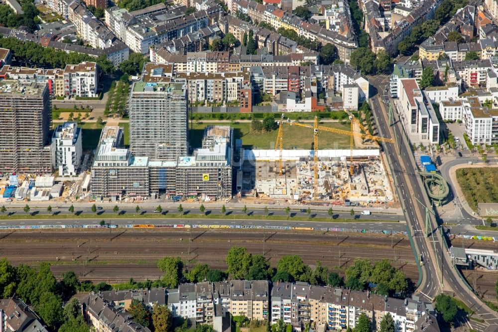 Düsseldorf von oben - Büro- und Geschäftshaus- Ensemble Le Quartier Central in Düsseldorf im Bundesland Nordrhein-Westfalen