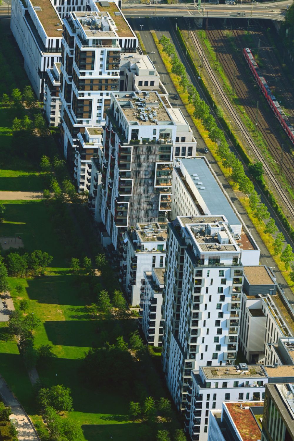 Düsseldorf von oben - Büro- und Geschäftshaus- Ensemble Le Quartier Central in Düsseldorf im Bundesland Nordrhein-Westfalen