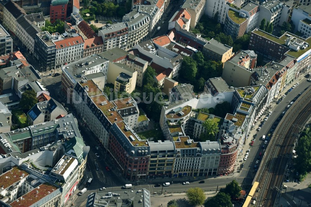 Berlin aus der Vogelperspektive: Büro- und Geschäftshaus- Ensemble Rosenthaler Straße - Dircksenstraße im Ortsteil Mitte in Berlin, Deutschland