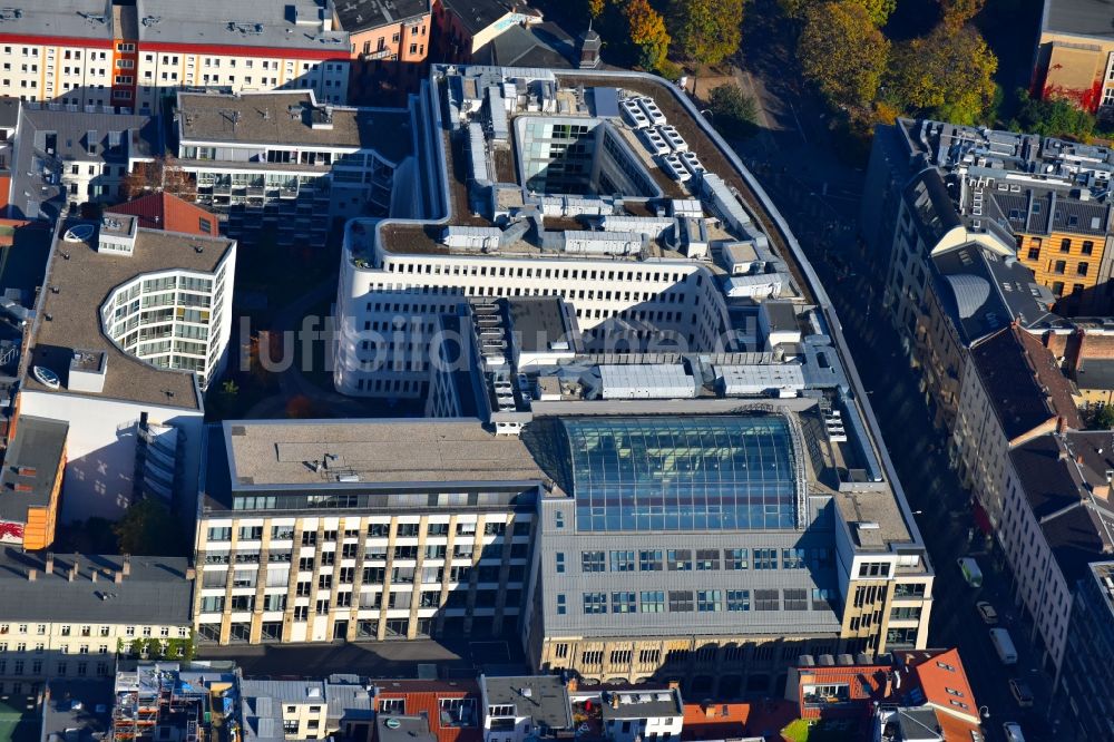 Berlin von oben - Büro- und Geschäftshaus- Ensemble Rosenthaler Straße - Weinmeisterstraße - Gipsstraße im Ortsteil Mitte in Berlin, Deutschland