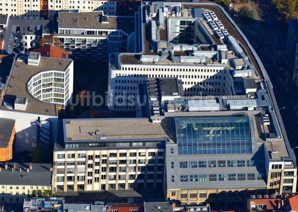 Berlin aus der Vogelperspektive: Büro- und Geschäftshaus- Ensemble Rosenthaler Straße - Weinmeisterstraße - Gipsstraße im Ortsteil Mitte in Berlin, Deutschland