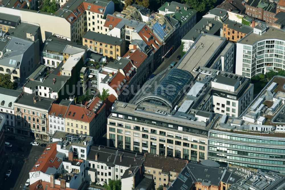 Luftaufnahme Berlin - Büro- und Geschäftshaus- Ensemble Rosenthaler Straße - Weinmeisterstraße - Gipsstraße im Ortsteil Mitte in Berlin, Deutschland