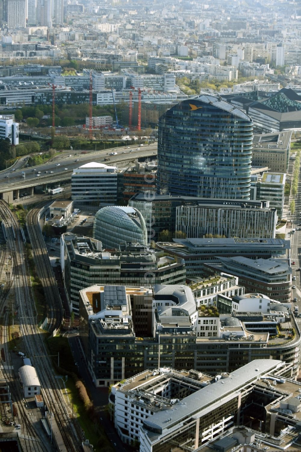 Issy-les-Moulineaux aus der Vogelperspektive: Büro- und Geschäftshaus- Ensemble an der Rue Henri Farman in Issy-les-Moulineaux in Ile-de-France, Frankreich