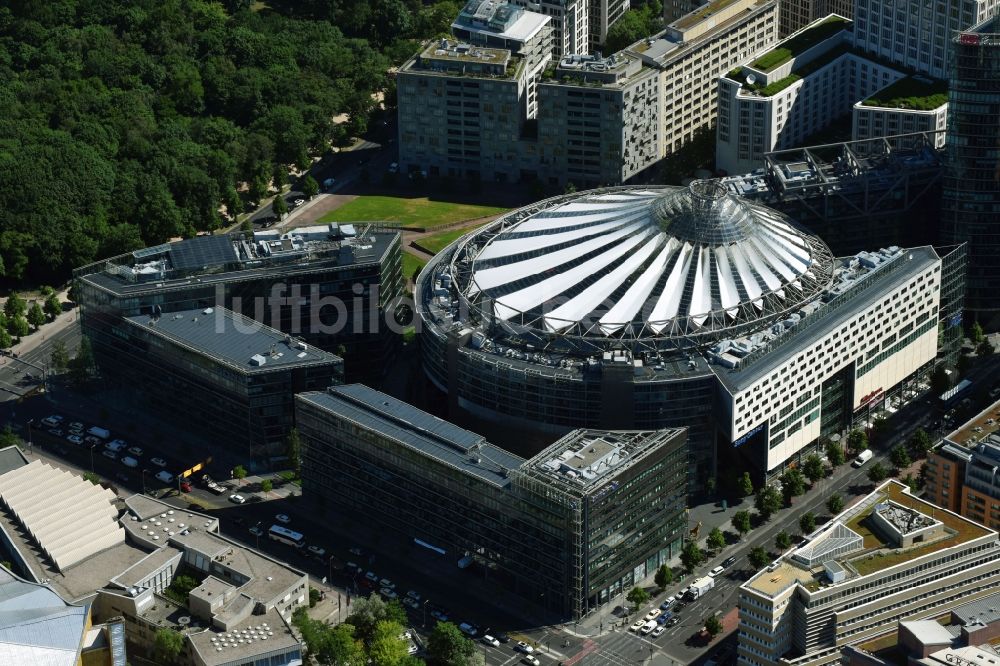 Berlin aus der Vogelperspektive: Büro- und Geschäftshaus- Ensemble des Sony Center in der Bellevuestraße in Berlin, Deutschland