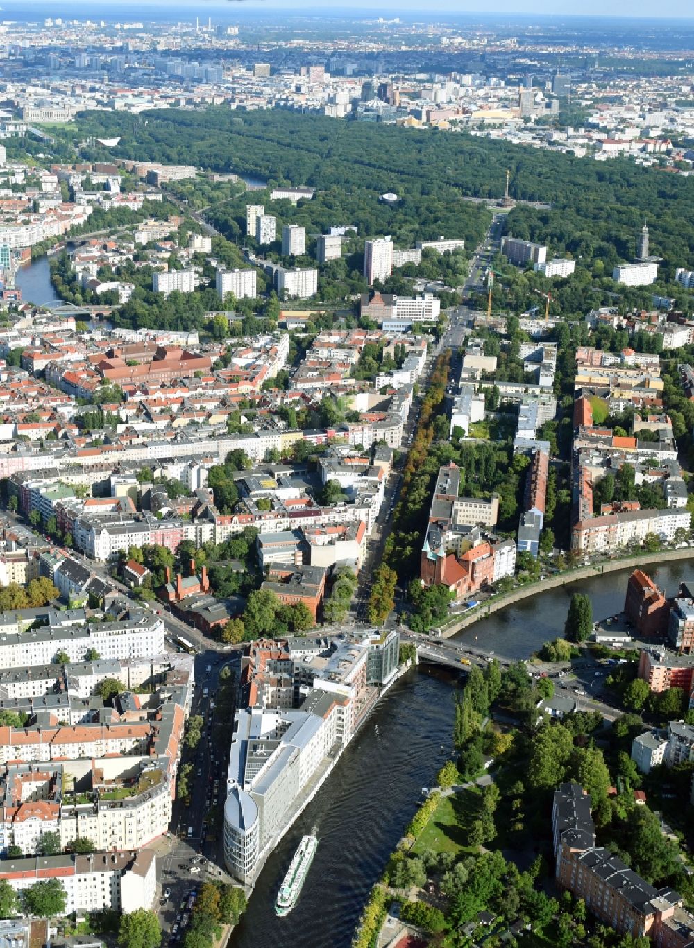 Berlin aus der Vogelperspektive: Büro- und Geschäftshaus- Ensemble Spree-Forum in Alt- Moabit in Berlin, Deutschland