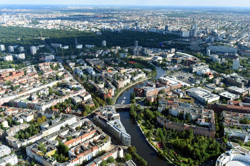 Berlin aus der Vogelperspektive: Büro- und Geschäftshaus- Ensemble Spree-Forum in Alt- Moabit in Berlin, Deutschland