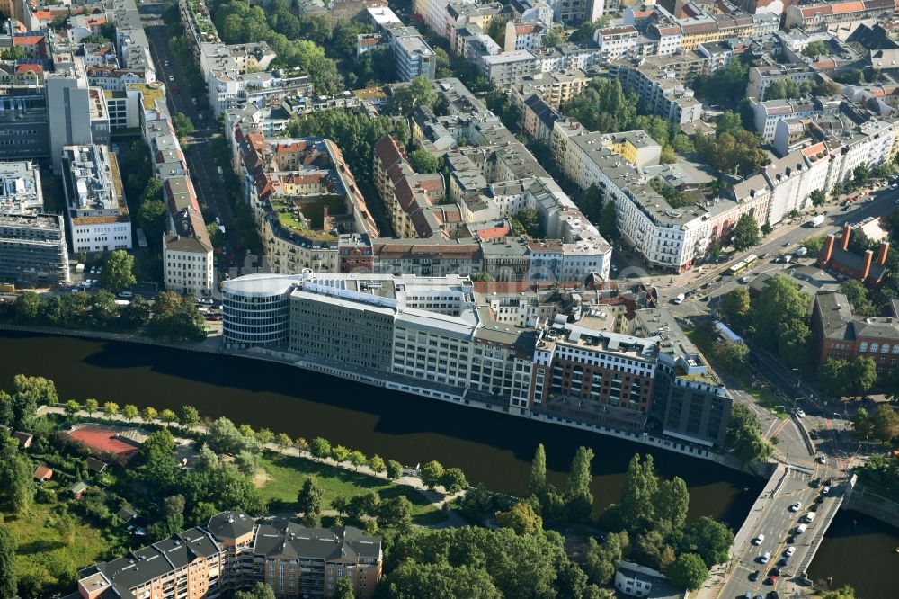 Berlin aus der Vogelperspektive: Büro- und Geschäftshaus- Ensemble Spree-Forum in Alt-Moabtit in Berlin, Deutschland