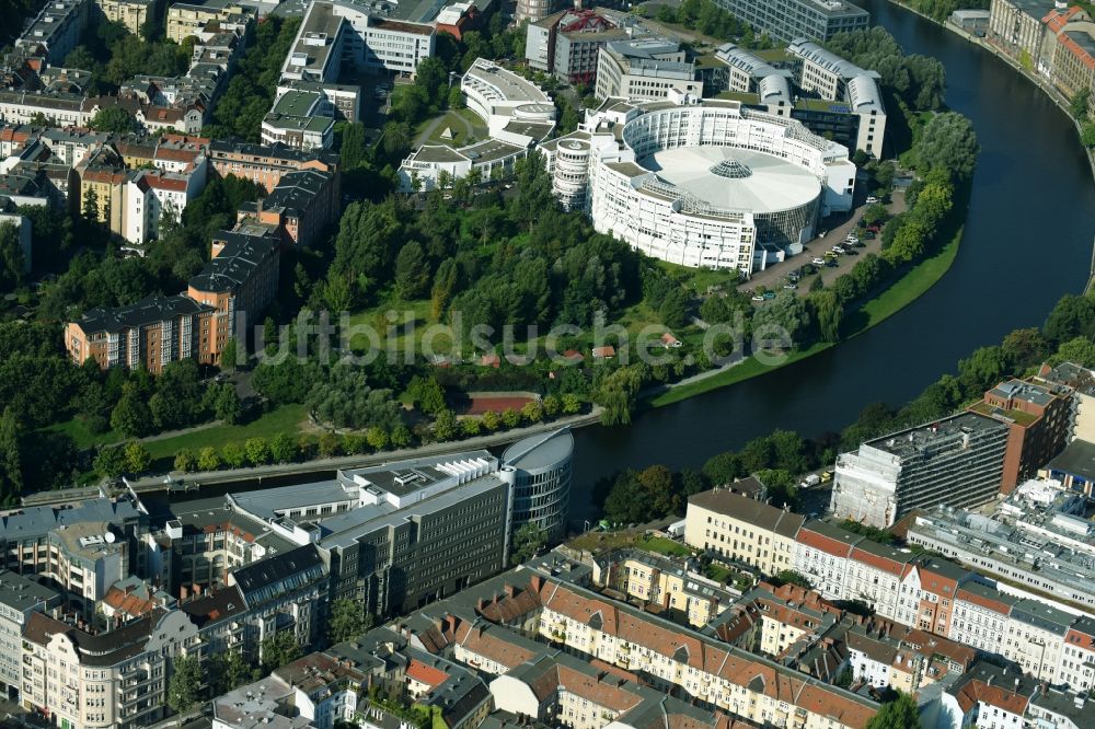 Berlin aus der Vogelperspektive: Büro- und Geschäftshaus- Ensemble Spree-Forum in Alt-Moabtit in Berlin, Deutschland