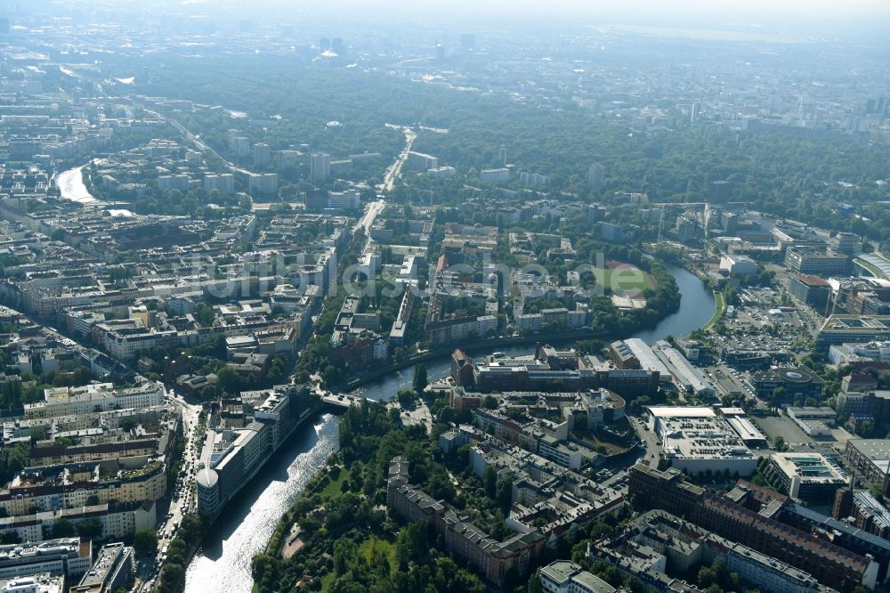 Berlin aus der Vogelperspektive: Büro- und Geschäftshaus- Ensemble Spree-Forum in Alt-Moabtit in Berlin, Deutschland