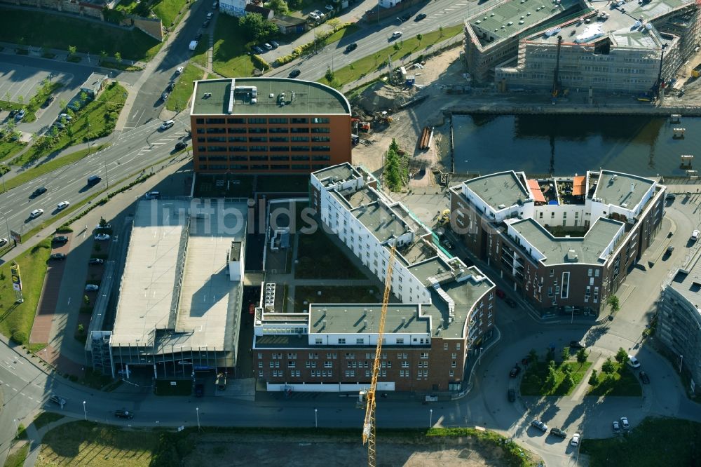 Luftaufnahme Rostock - Büro- und Geschäftshaus- Ensemble Am Strande - Gaffelschonerweg - Loggerweg in Rostock im Bundesland Mecklenburg-Vorpommern, Deutschland