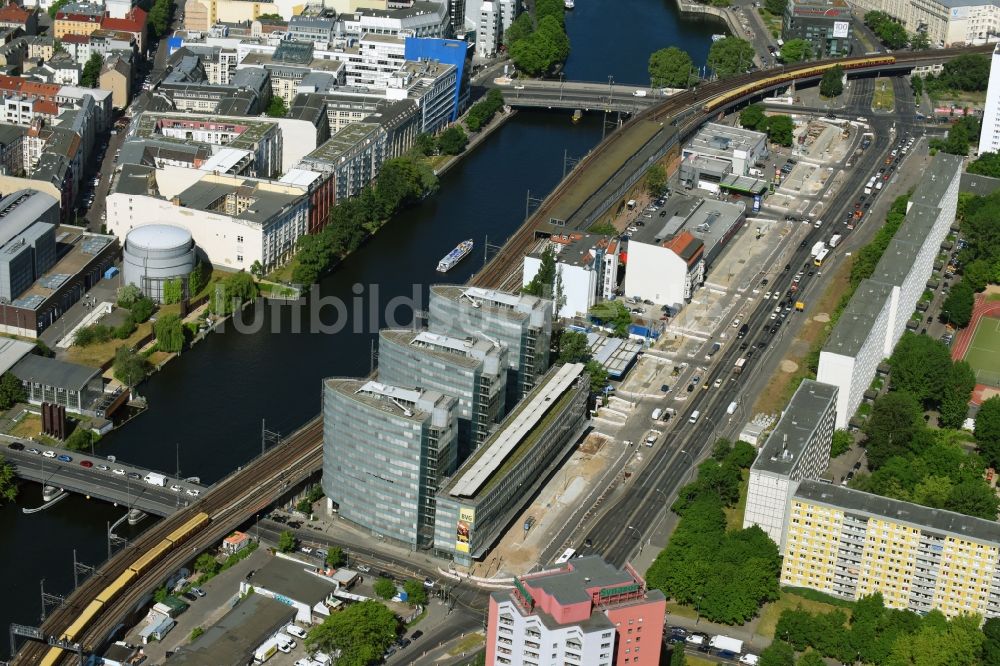 Berlin von oben - Büro- und Geschäftshaus- Ensemble Trias an der Holzmarktstraße im Ortsteil Mitte in Berlin, Deutschland