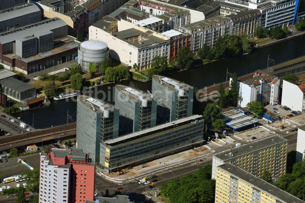 Berlin von oben - Büro- und Geschäftshaus- Ensemble Trias an der Holzmarktstraße im Ortsteil Mitte in Berlin, Deutschland