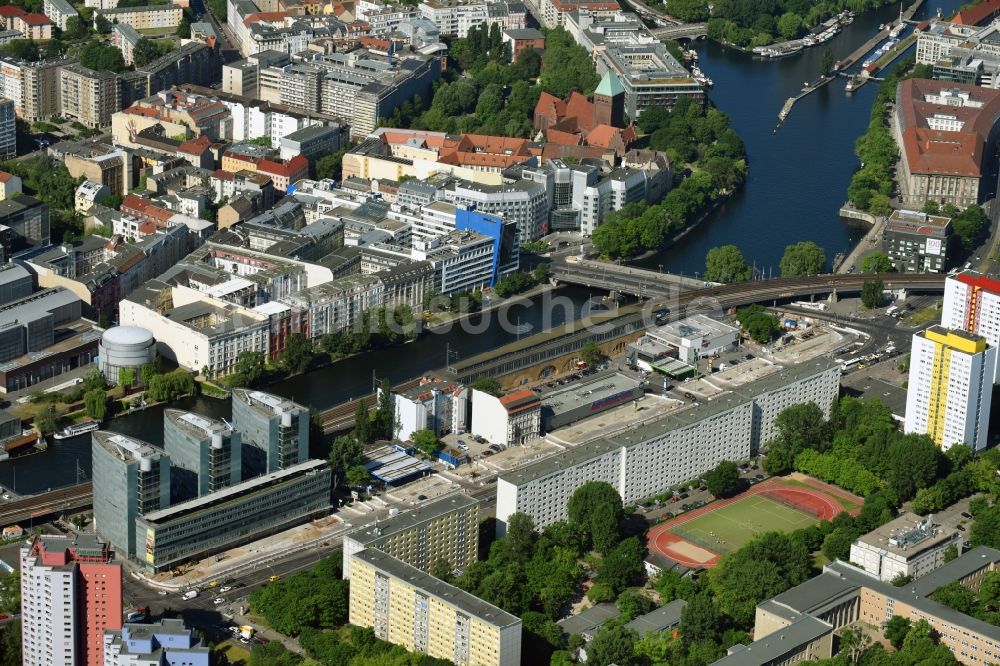 Luftbild Berlin - Büro- und Geschäftshaus- Ensemble Trias an der Holzmarktstraße im Ortsteil Mitte in Berlin, Deutschland