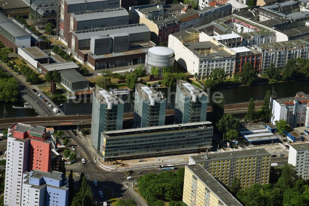 Berlin von oben - Büro- und Geschäftshaus- Ensemble Trias an der Holzmarktstraße im Ortsteil Mitte in Berlin, Deutschland