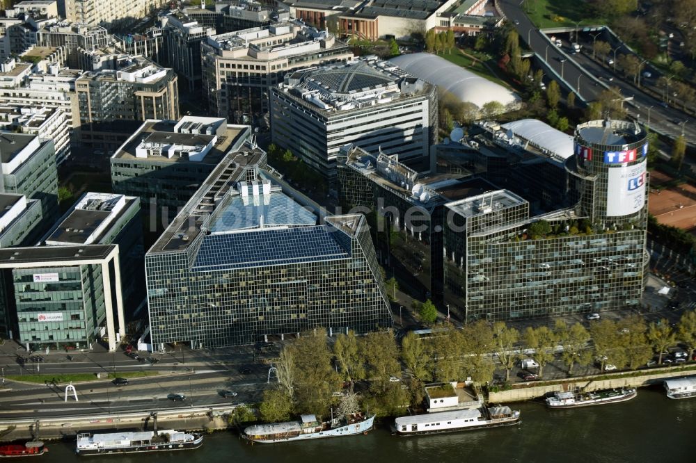 Boulogne-Billancourt aus der Vogelperspektive: Büro- und Geschäftshaus- Ensemble am Ufer der Senne in Boulogne-Billancourt in Ile-de-France, Frankreich