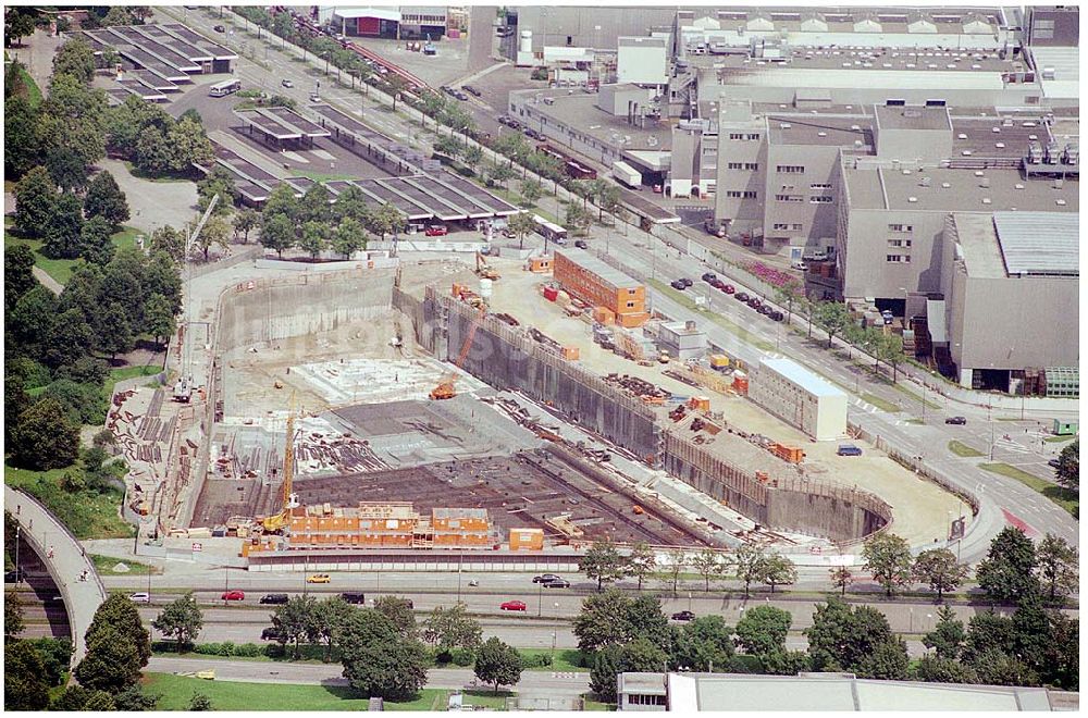 München von oben - Büro-und Geschäftshaus in München