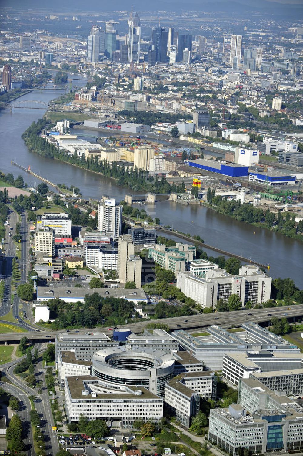 Offenbach von oben - Büro- und Geschäftshaus Omega-Haus in Offenbach