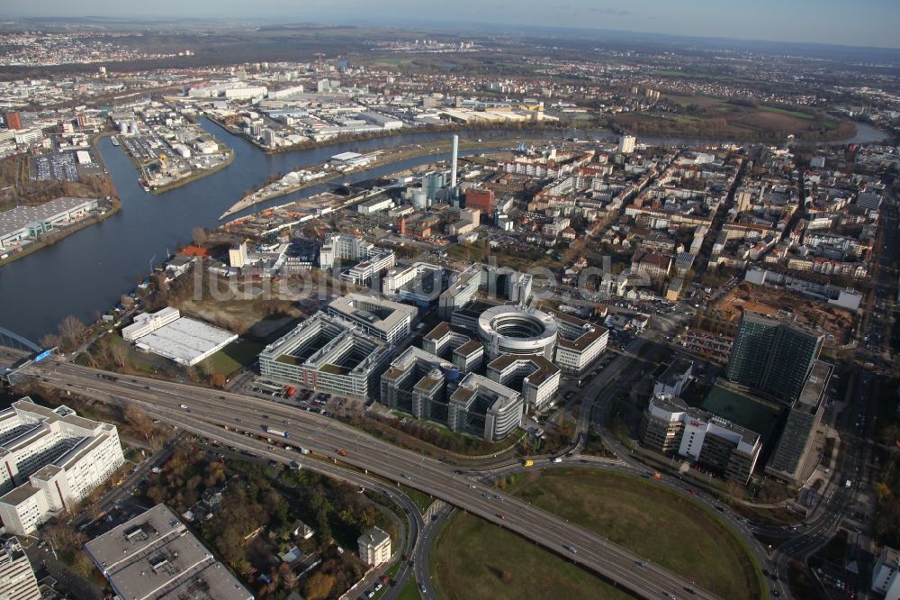 Offenbach von oben - Büro- und Geschäftshaus Omega-Haus an der Strahlenbergerstraße in Offenbach im Bundesland Hessen