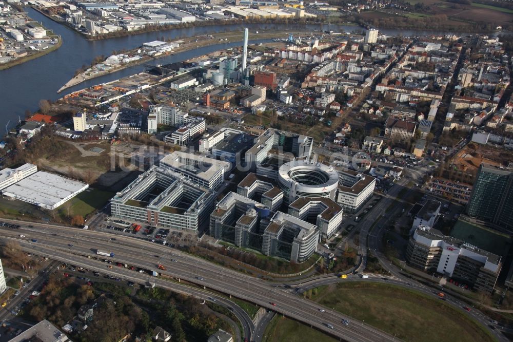 Offenbach von oben - Büro- und Geschäftshaus Omega-Haus an der Strahlenbergerstraße in Offenbach im Bundesland Hessen