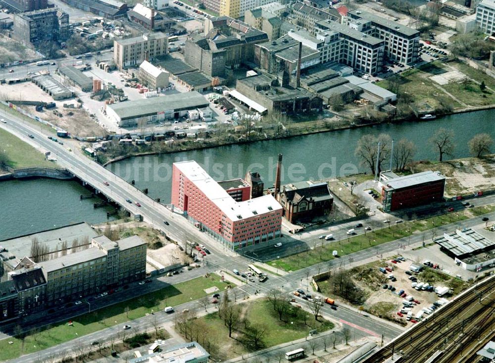 Berlin - Friedrichshain aus der Vogelperspektive: Büro- und Geschäftshaus Schillingbrückenkopf an der Schillingbrücke / Ecke Holzmarktstraße 34 (am Ostbahnhof) in Berlin - Friedrichshain