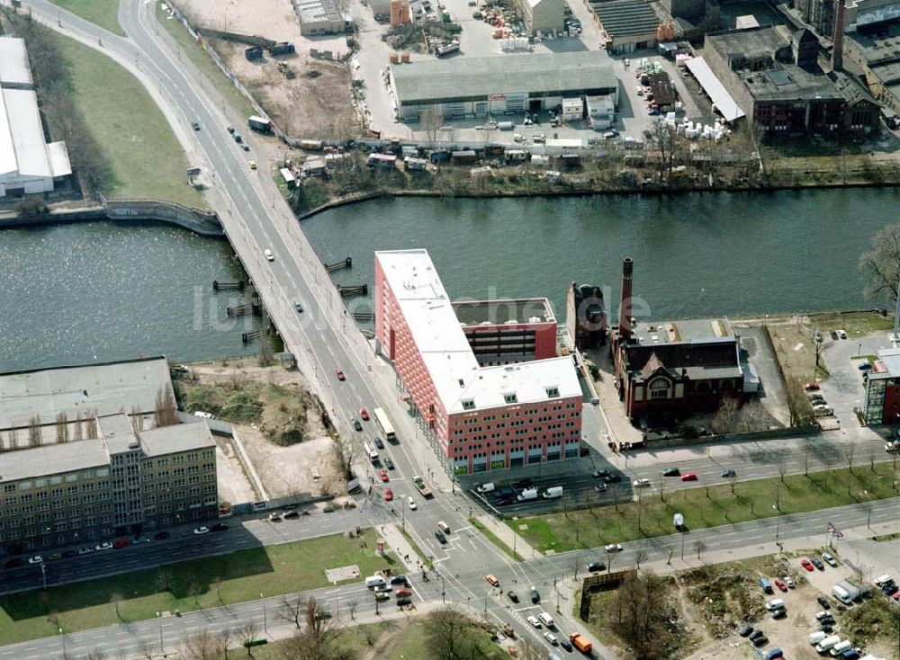 Luftbild Berlin - Friedrichshain - Büro- und Geschäftshaus Schillingbrückenkopf an der Schillingbrücke / Ecke Holzmarktstraße 34 (am Ostbahnhof) in Berlin - Friedrichshain