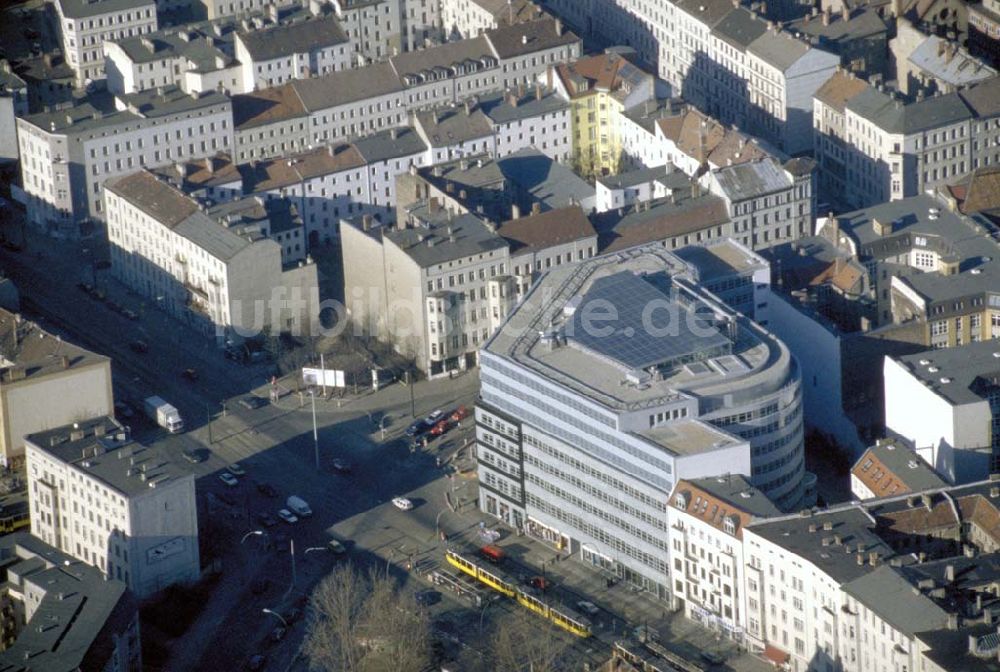 Luftaufnahme Berlin - PRENZLAUER BERG - Büro- und Geschäftshaus an der Schönhauser Alle / Ecke Torstraße in Berlin-Prenzlauer Berg. 1995