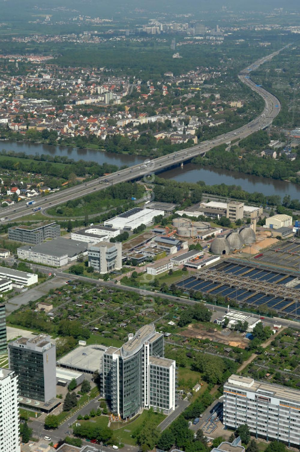 Luftaufnahme Frankfurt am Main - Büro- und Geschäftshaus Sigma an der Lyoner Straße in Frankfurt-Niederrad