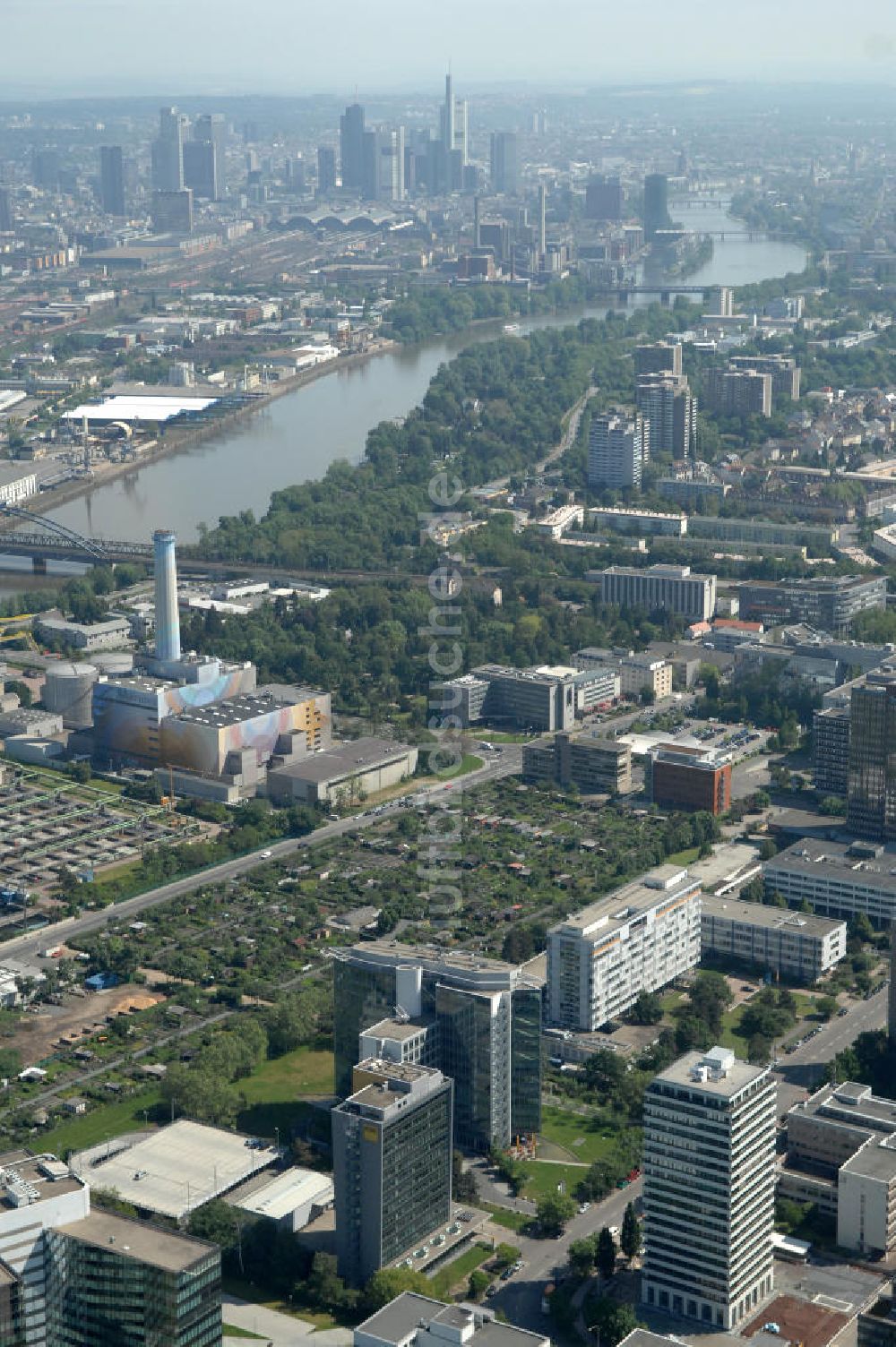 Frankfurt am Main aus der Vogelperspektive: Büro- und Geschäftshaus Sigma an der Lyoner Straße in Frankfurt-Niederrad