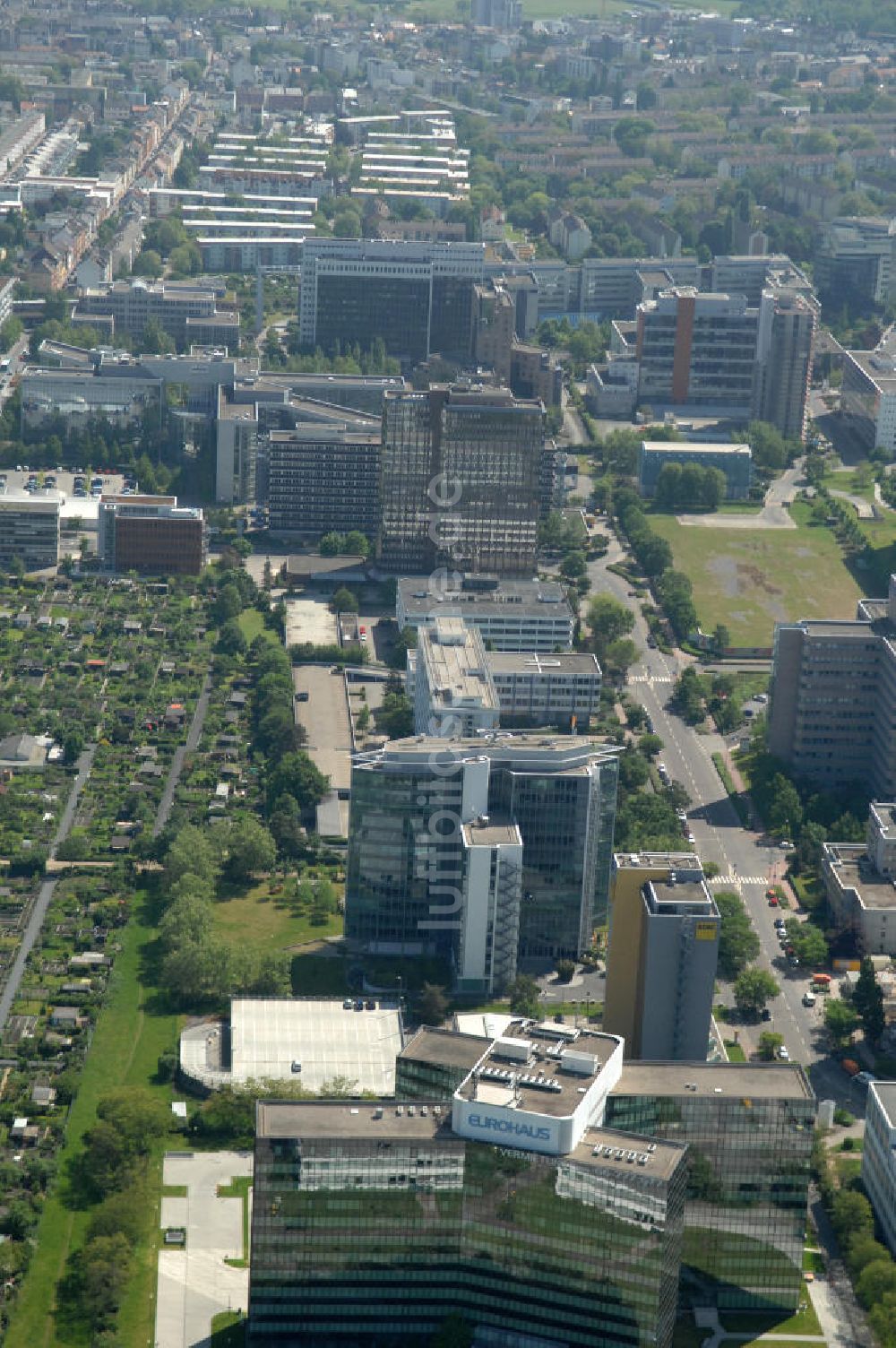 Luftaufnahme Frankfurt am Main - Büro- und Geschäftshaus Sigma an der Lyoner Straße in Frankfurt-Niederrad