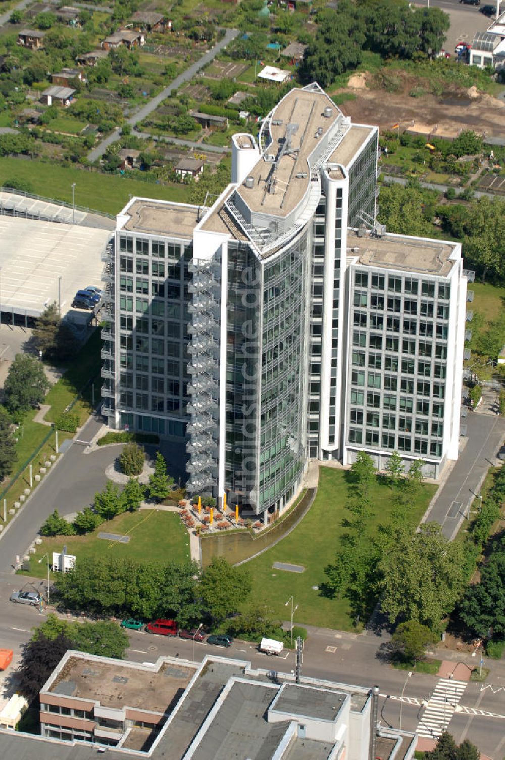 Frankfurt am Main aus der Vogelperspektive: Büro- und Geschäftshaus Sigma an der Lyoner Straße in Frankfurt-Niederrad