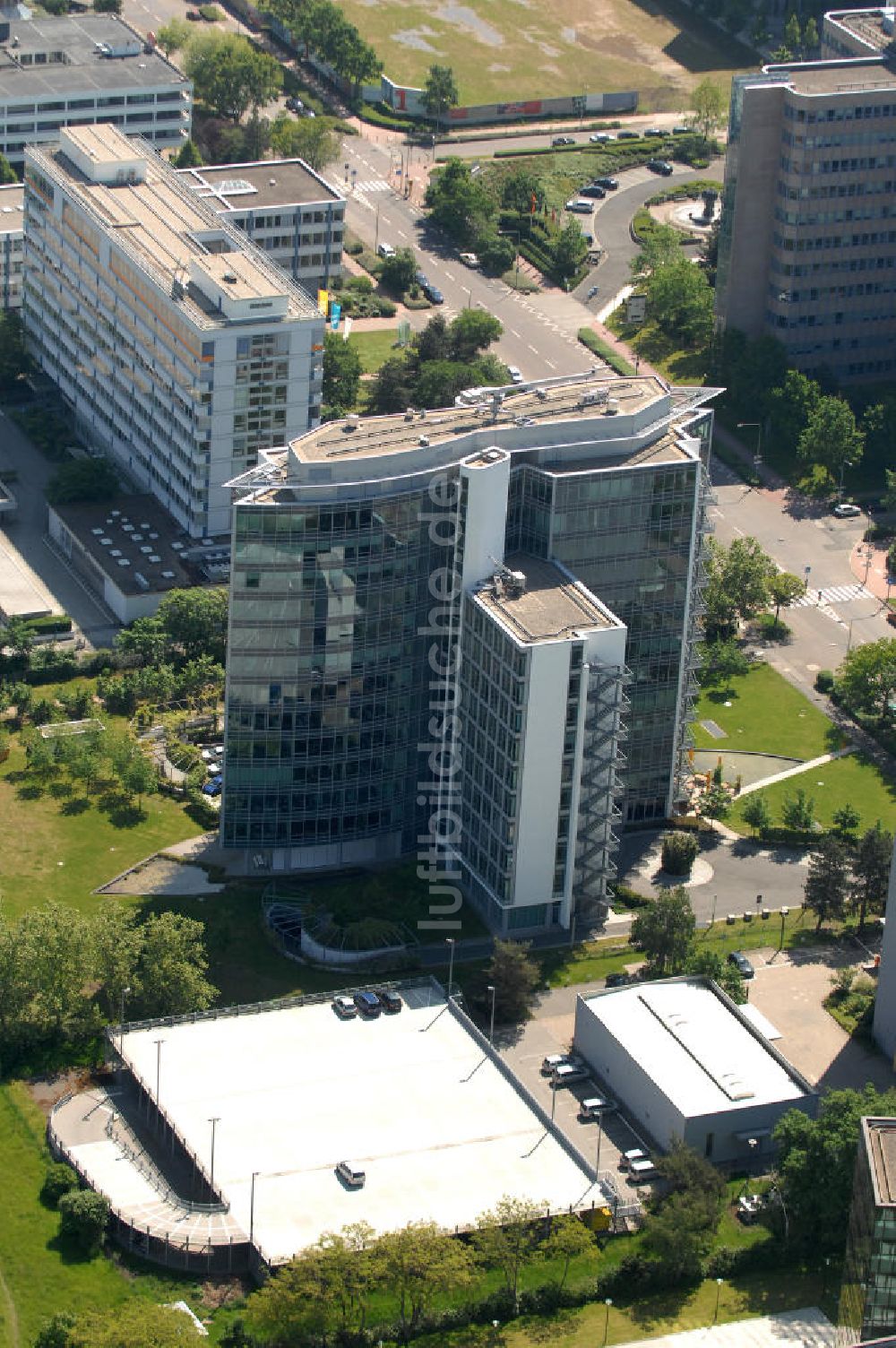 Frankfurt am Main aus der Vogelperspektive: Büro- und Geschäftshaus Sigma an der Lyoner Straße in Frankfurt-Niederrad