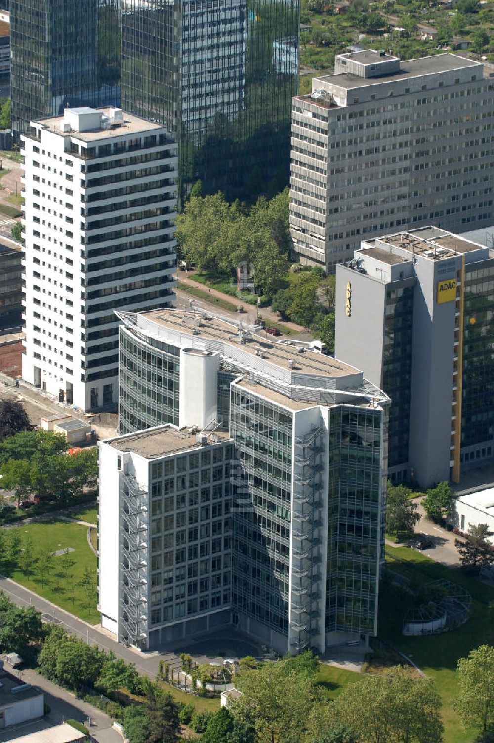 Frankfurt am Main aus der Vogelperspektive: Büro- und Geschäftshaus Sigma an der Lyoner Straße in Frankfurt-Niederrad