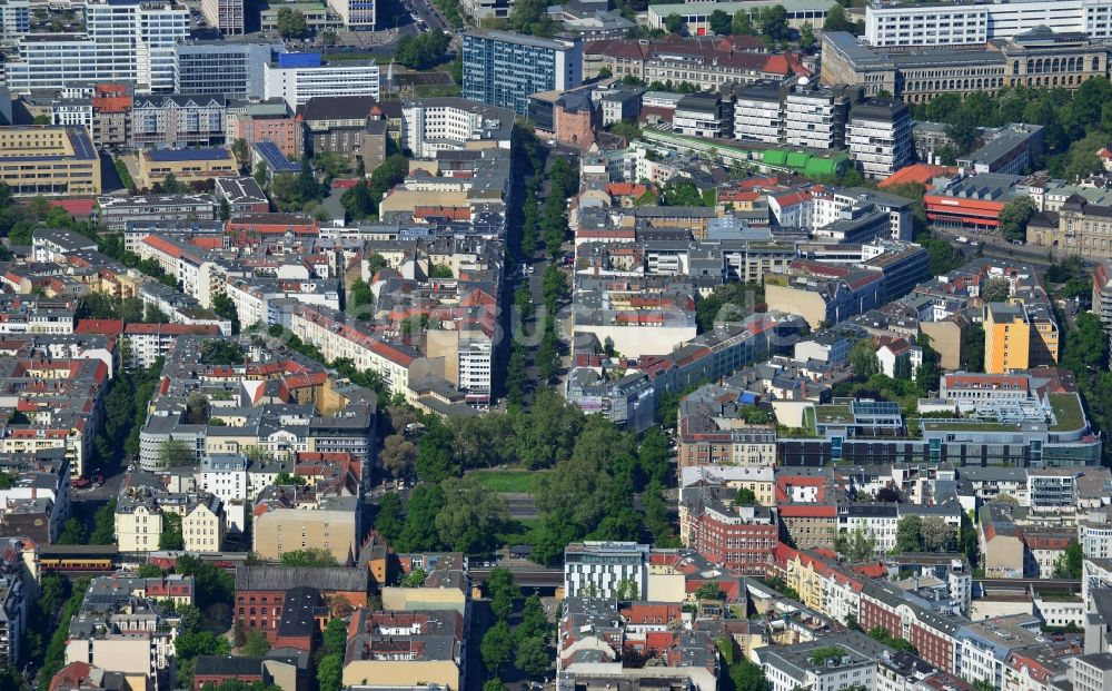 Berlin aus der Vogelperspektive: Büro- und Geschäftshaus stilwerk an der Kantstraße Ecke Uhlandstraße am Savignyplatz in Berlin - Charlottenburg