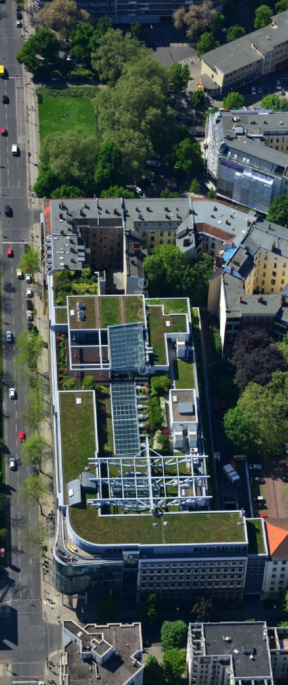 Berlin von oben - Büro- und Geschäftshaus stilwerk an der Kantstraße Ecke Uhlandstraße am Savignyplatz in Berlin - Charlottenburg