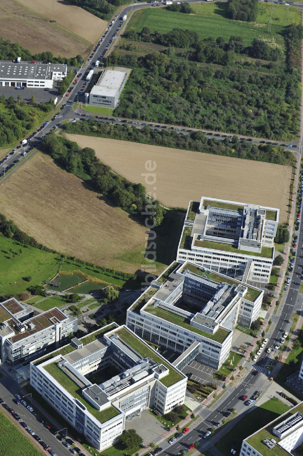 Frankfurt am Main von oben - Büro- und Geschäftshausareal am Eschborner Dreieck in Frankfurt