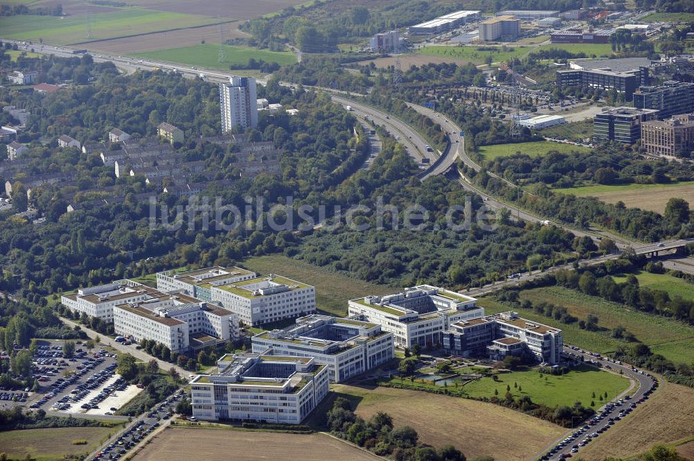 Frankfurt am Main von oben - Büro- und Geschäftshausareal am Eschborner Dreieck in Frankfurt