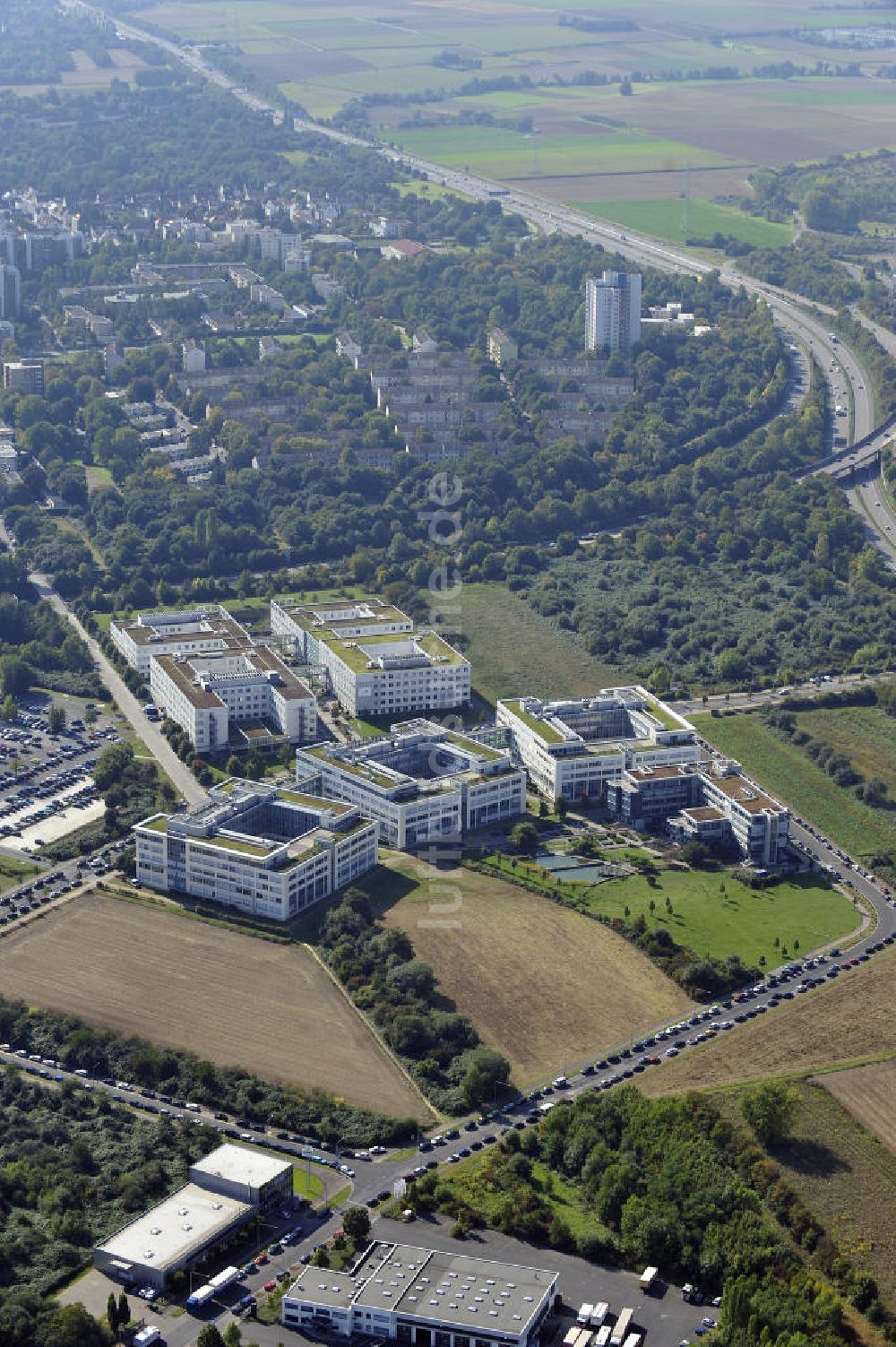 Frankfurt am Main aus der Vogelperspektive: Büro- und Geschäftshausareal am Eschborner Dreieck in Frankfurt