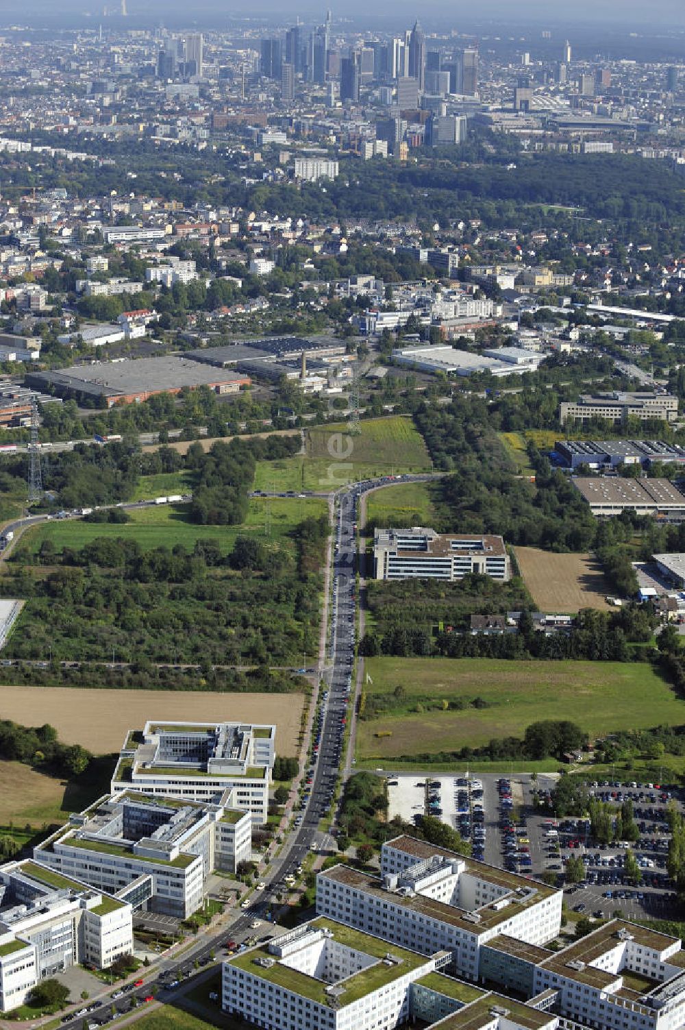 Frankfurt am Main aus der Vogelperspektive: Büro- und Geschäftshausareal am Eschborner Dreieck in Frankfurt