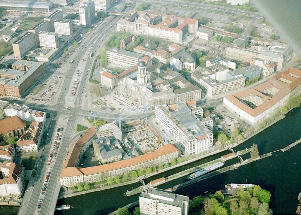 Luftaufnahme Berlin - Büro- und Geschäftshausbau im Bereich Jüdenstraße in Berlin-Mitte.