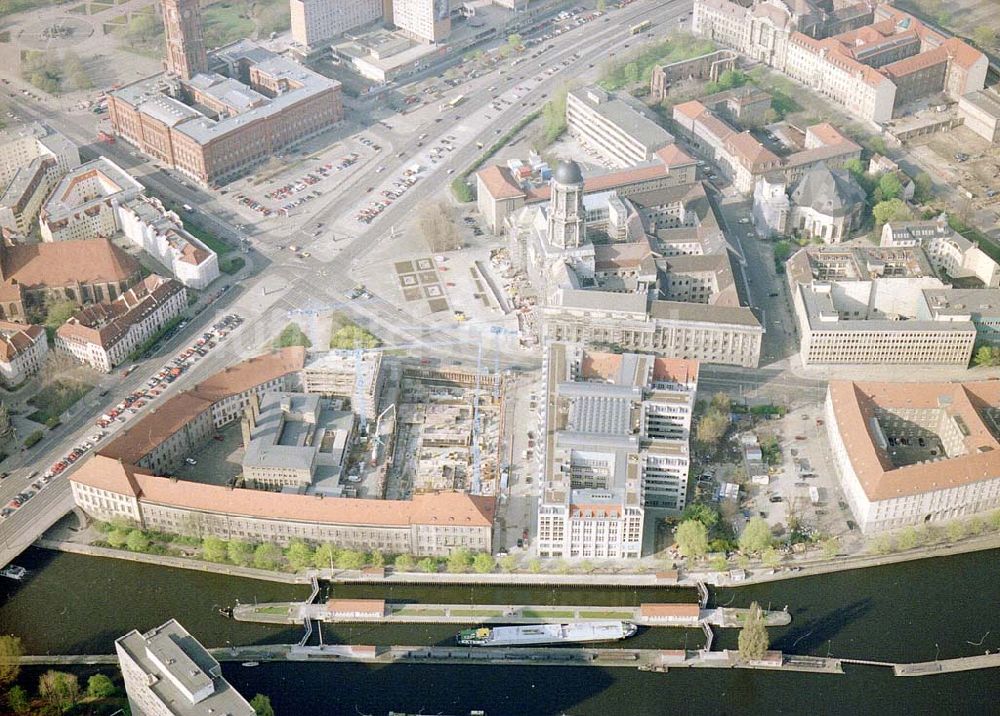 Berlin von oben - Büro- und Geschäftshausbau im Bereich Jüdenstraße in Berlin-Mitte.