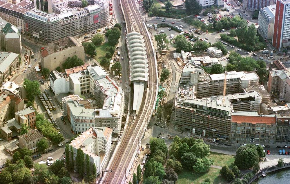 Berlin von oben - Büro- und Geschäftshausbau am S-Bhf. Hackescher Markt in Berlin-Mitte.