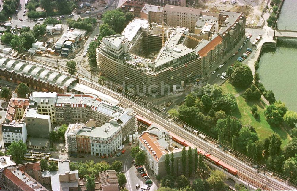 Luftbild Berlin - Büro- und Geschäftshausbau am S-Bhf. Hackescher Markt in Berlin-Mitte.